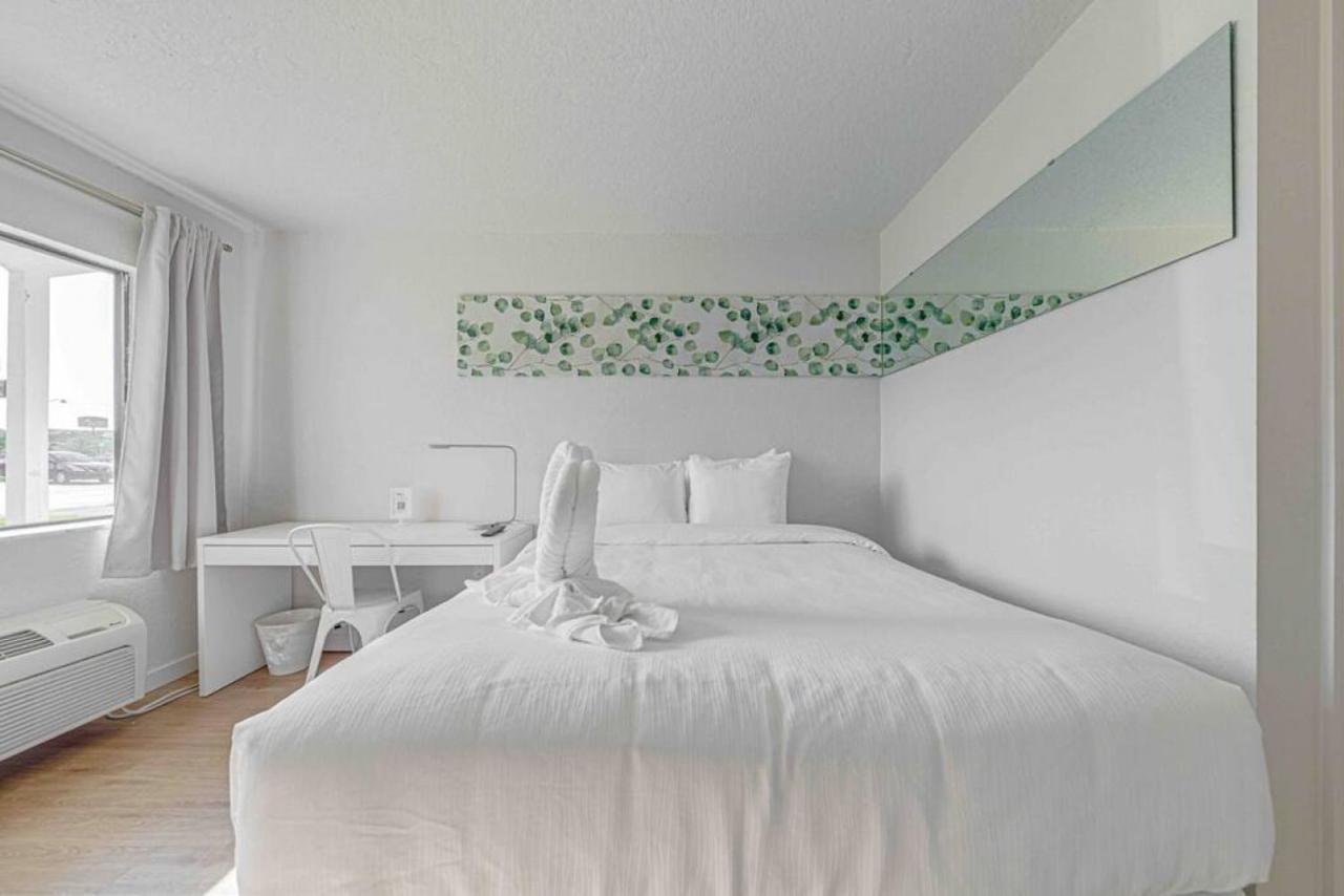 Travel Lodge By Wyndham 10 Min From Disney Kissimmee Exterior photo